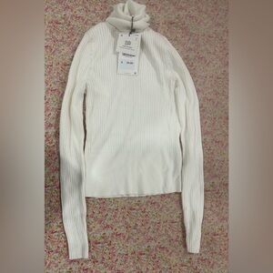 White turtle neck long sleeve shirt